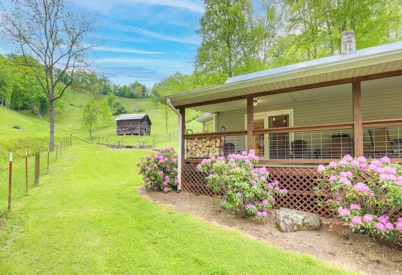 Cozy Mars Hill Farmhouse W/ Scenic Views