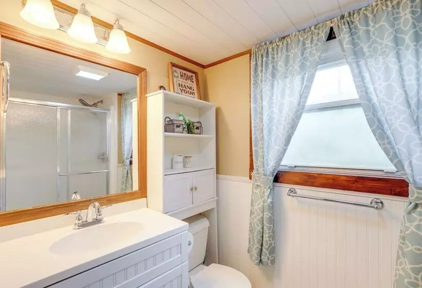 Cozy Mars Hill Farmhouse W/ Scenic Views