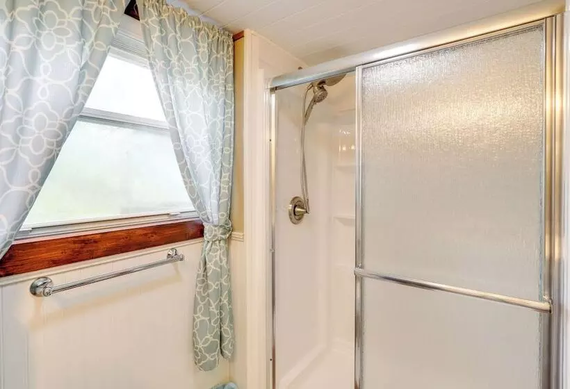 Cozy Mars Hill Farmhouse W/ Scenic Views