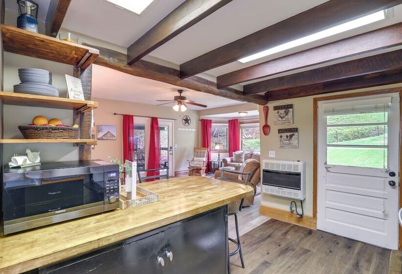 Cozy Mars Hill Farmhouse W/ Scenic Views
