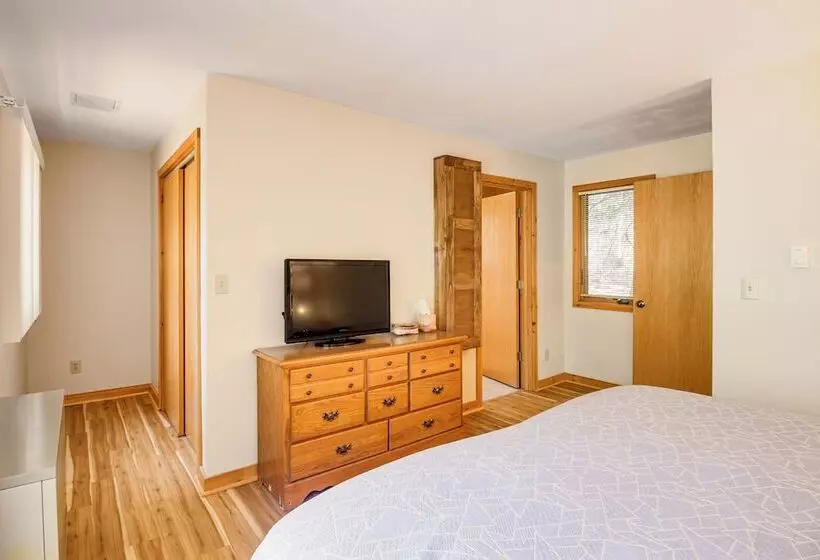 Family Cabin W/ Private Dock On Caribou Lake!