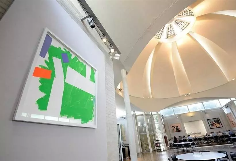هتل Murray Edwards College
