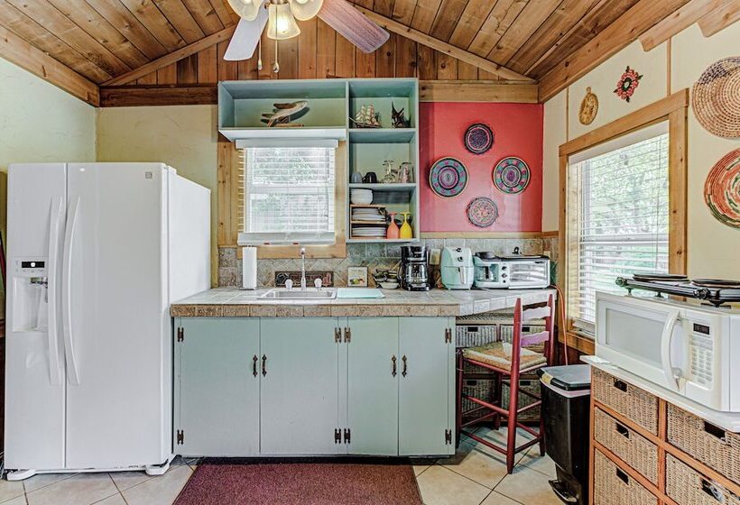 Kingsland Duo 2 Cottages In 1 W/ Lakeview!