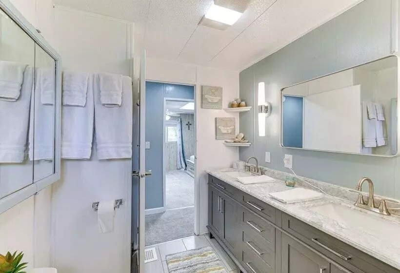 Peaceful Eureka Beach Cottage W/ 30 Foot Dock