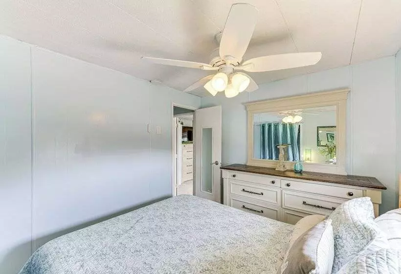 Peaceful Eureka Beach Cottage W/ 30 Foot Dock