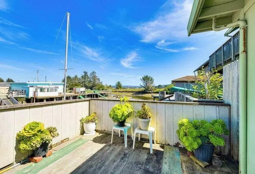 Peaceful Eureka Beach Cottage W/ 30 Foot Dock
