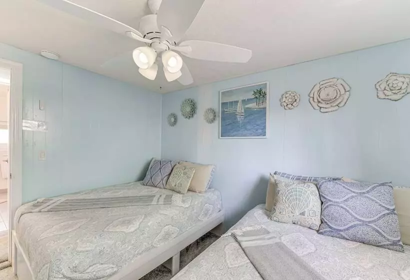 Peaceful Eureka Beach Cottage W/ 30 Foot Dock