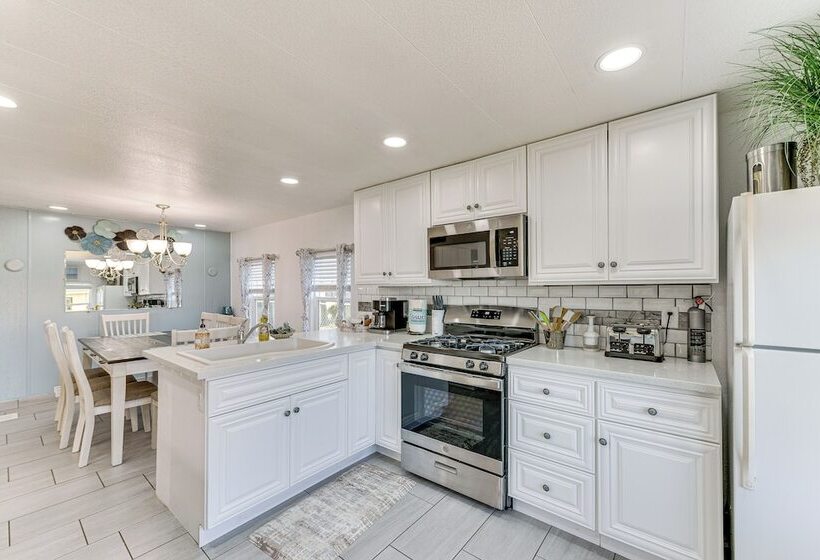 Peaceful Eureka Beach Cottage W/ 30 Foot Dock