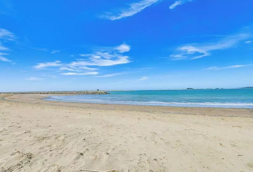 Peaceful Eureka Beach Cottage W/ 30 Foot Dock