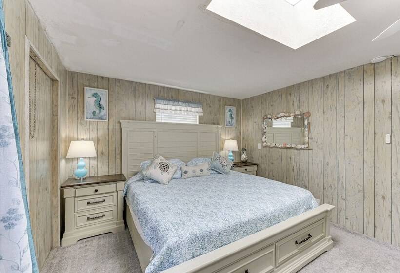 Peaceful Eureka Beach Cottage W/ 30 Foot Dock