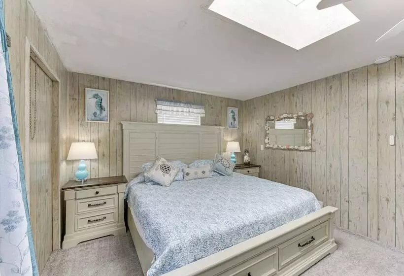 Peaceful Eureka Beach Cottage W/ 30 Foot Dock