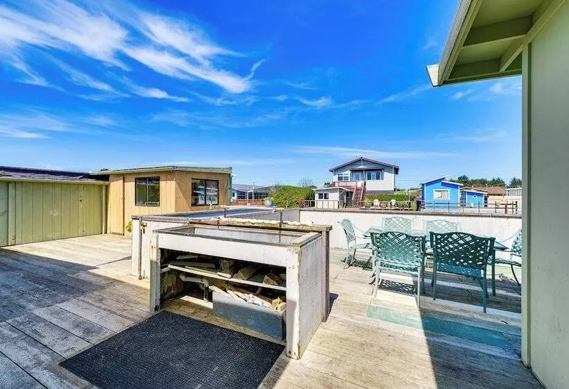 Peaceful Eureka Beach Cottage W/ 30 Foot Dock