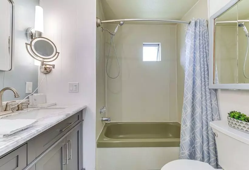 Peaceful Eureka Beach Cottage W/ 30 Foot Dock