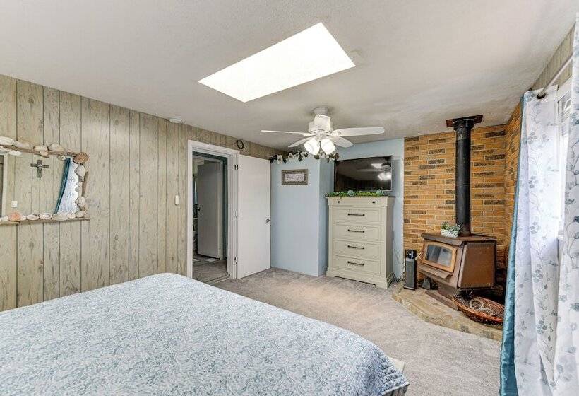 Peaceful Eureka Beach Cottage W/ 30 Foot Dock