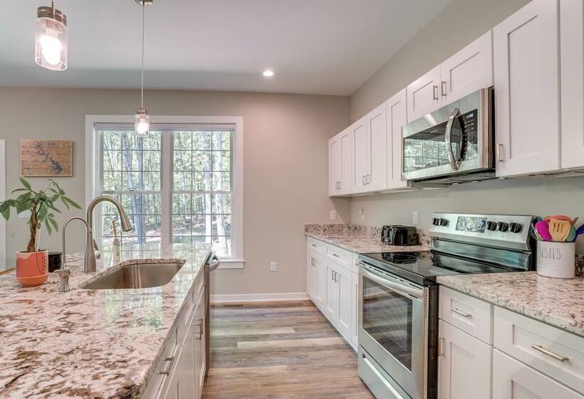 2 Mi To Lake Access: Pet Friendly Bumpass Retreat!