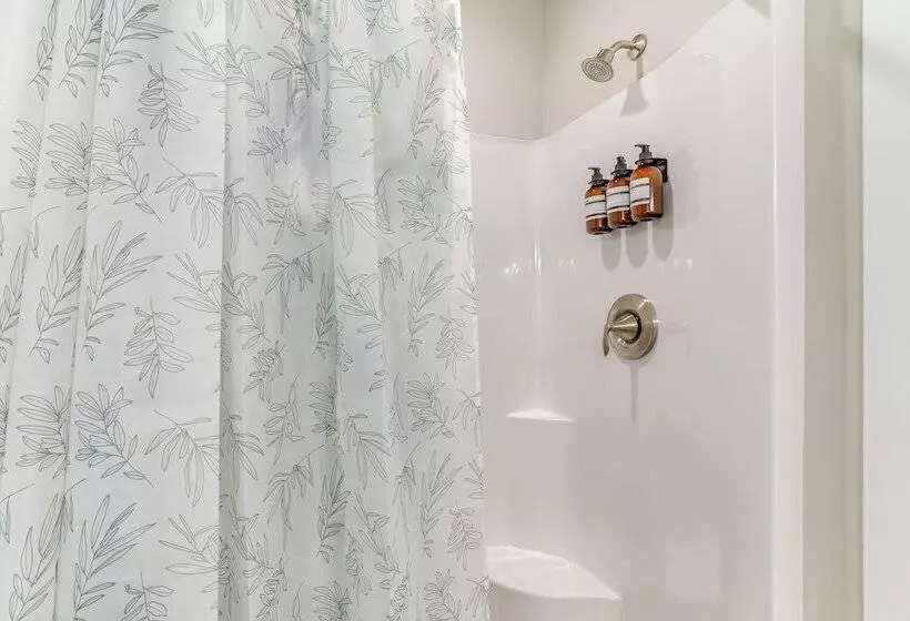 2 Mi To Lake Access: Pet Friendly Bumpass Retreat!