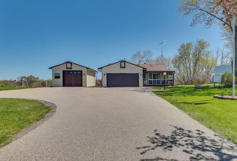 Prairie Du Chien Home W/ Yard: 3 Mi To River!