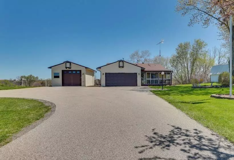 Prairie Du Chien Home W/ Yard: 3 Mi To River!