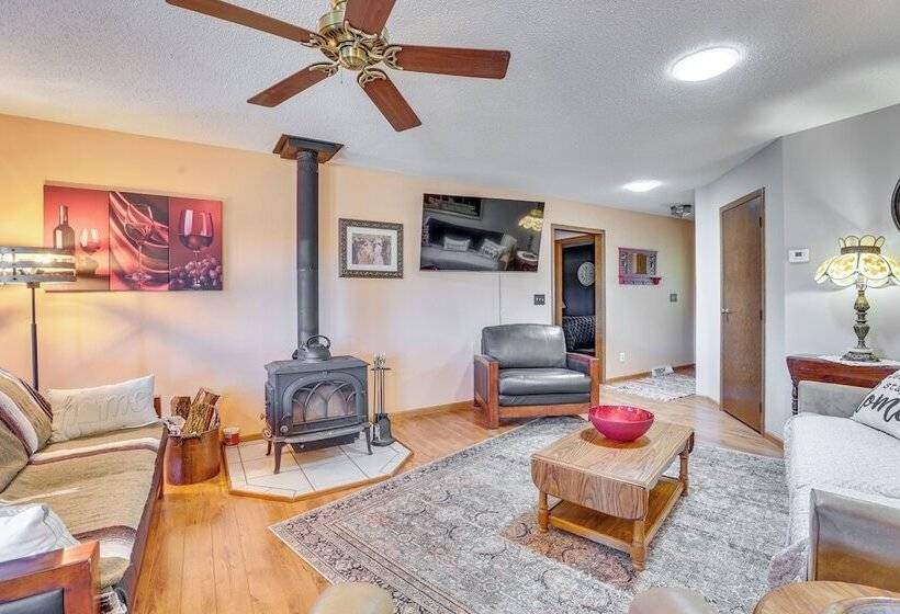 Prairie Du Chien Home W/ Yard: 3 Mi To River!