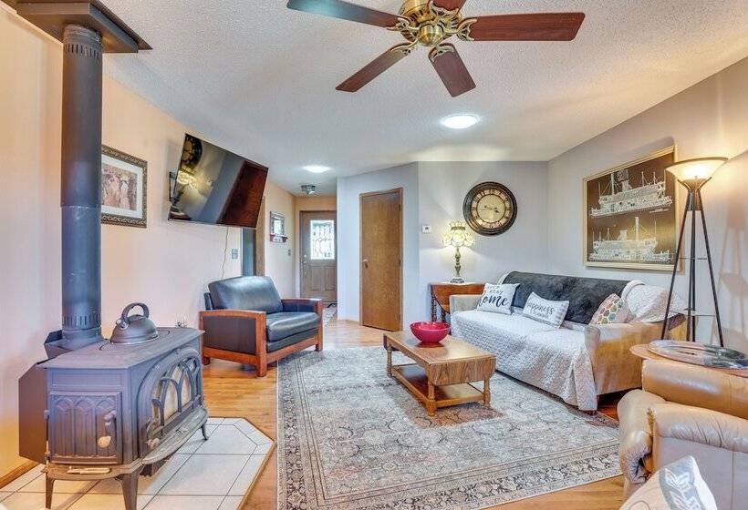 Prairie Du Chien Home W/ Yard: 3 Mi To River!