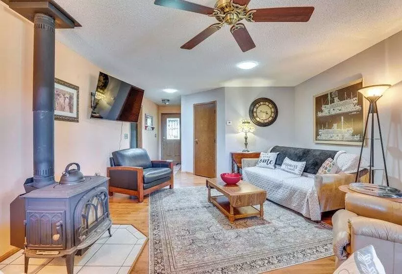 Prairie Du Chien Home W/ Yard: 3 Mi To River!