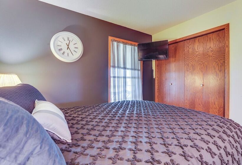 Prairie Du Chien Home W/ Yard: 3 Mi To River!