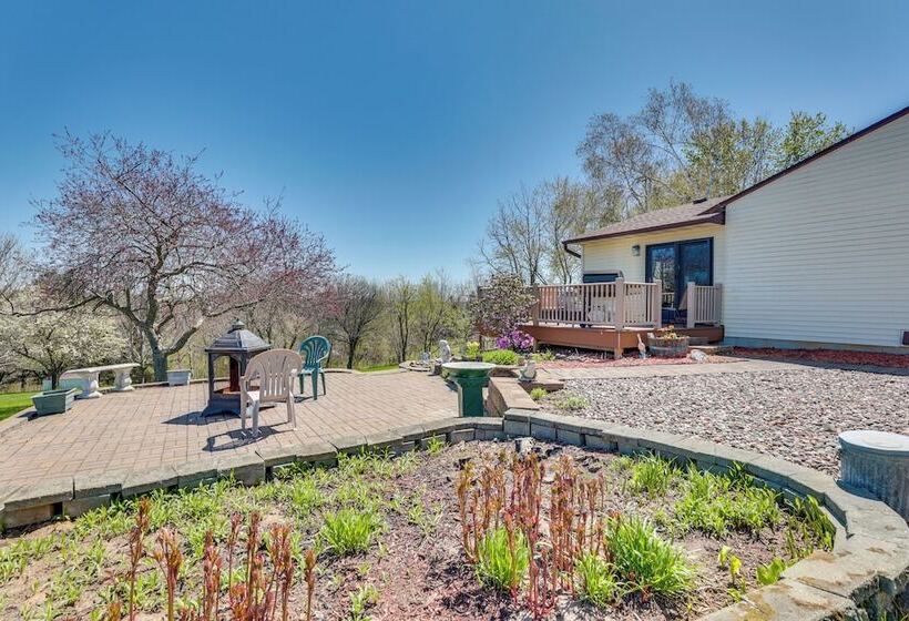 Prairie Du Chien Home W/ Yard: 3 Mi To River!