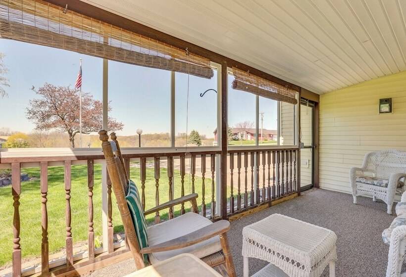 Prairie Du Chien Home W/ Yard: 3 Mi To River!