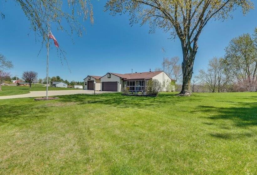 Prairie Du Chien Home W/ Yard: 3 Mi To River!