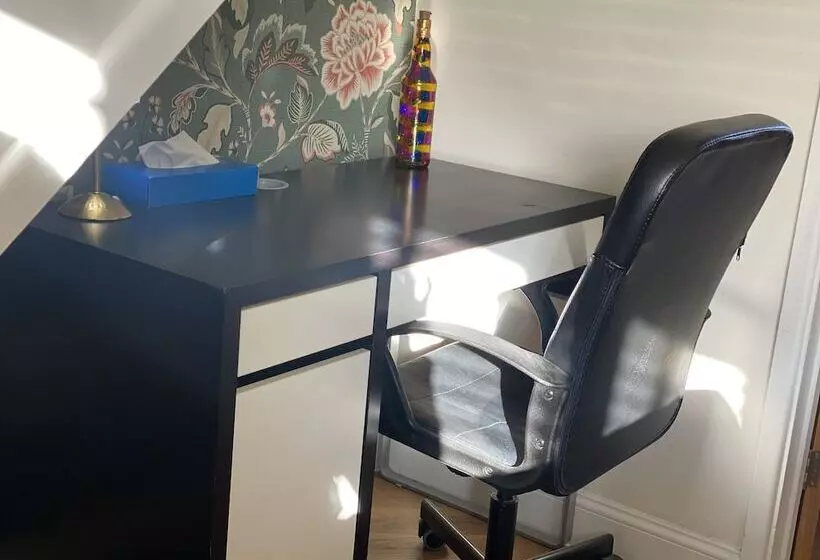 Residenssi Beautiful 3 Bed House In Bedford