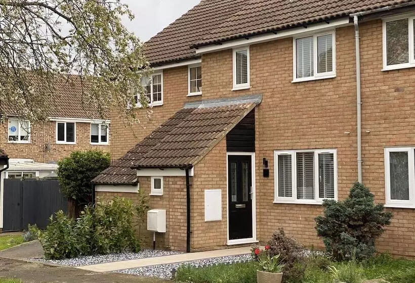 Residenssi Beautiful 3 Bed House In Bedford