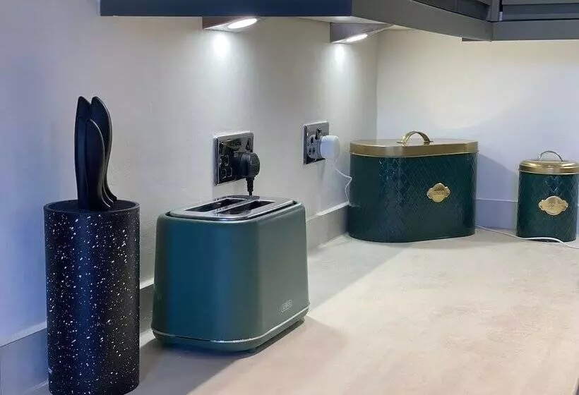 Residenssi Beautiful 3 Bed House In Bedford