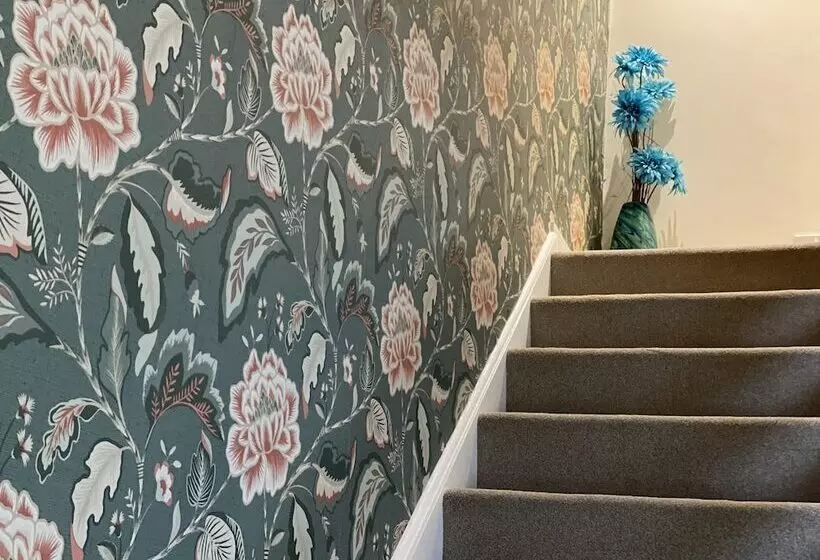 Residenssi Beautiful 3 Bed House In Bedford