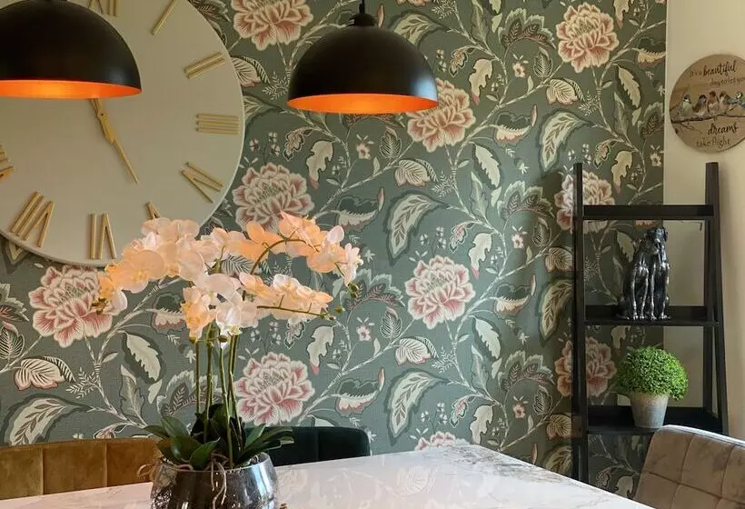 Residenssi Beautiful 3 Bed House In Bedford