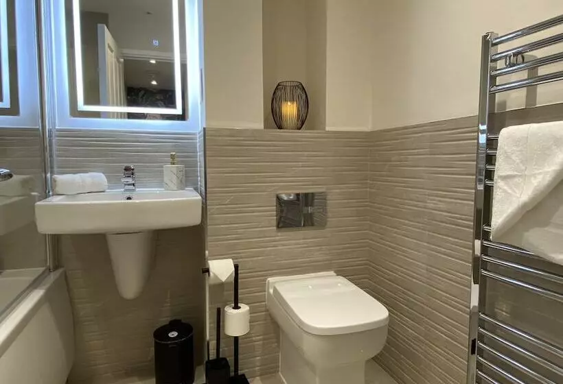 Residenssi Beautiful 3 Bed House In Bedford