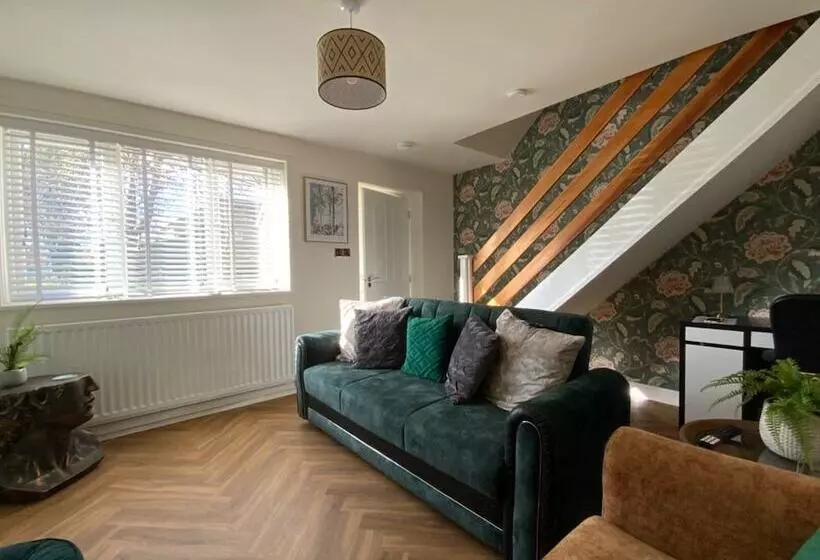 Residenssi Beautiful 3 Bed House In Bedford