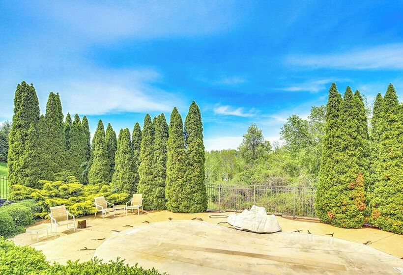 Spacious Missouri Retreat W/ Pool, Gym & Game Room