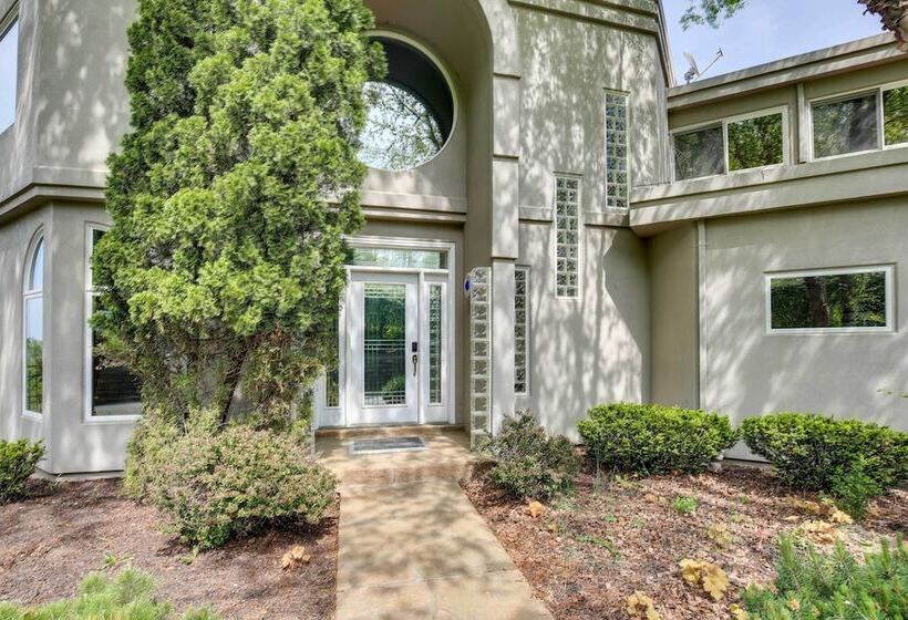 Spacious Missouri Retreat W/ Pool, Gym & Game Room