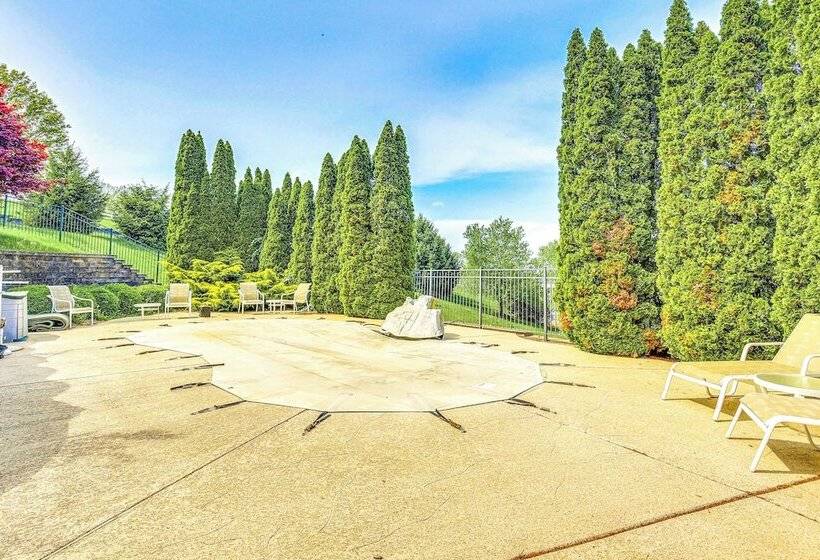 Spacious Missouri Retreat W/ Pool, Gym & Game Room