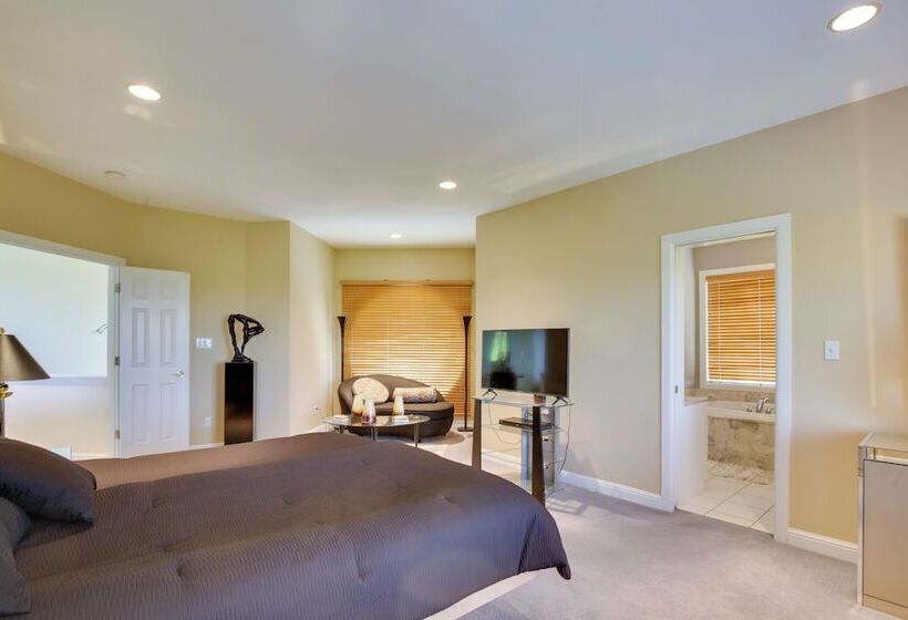 Spacious Missouri Retreat W/ Pool, Gym & Game Room