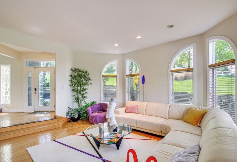 Spacious Missouri Retreat W/ Pool, Gym & Game Room