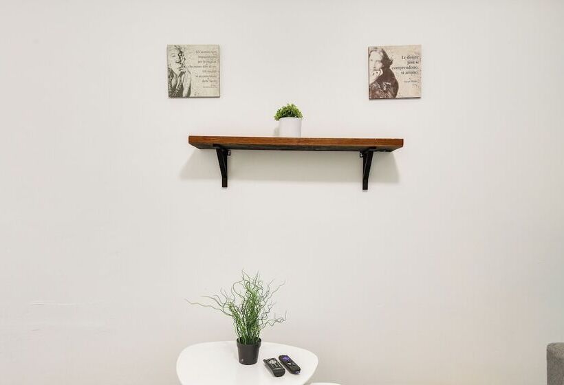 Hollywood Cottage Near Haulover Park: Pets Welcome