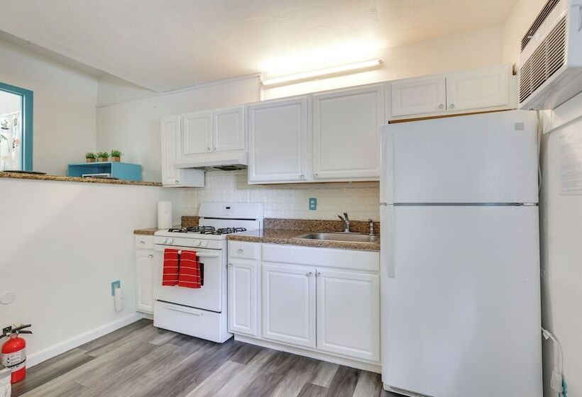 Hollywood Cottage Near Haulover Park: Pets Welcome