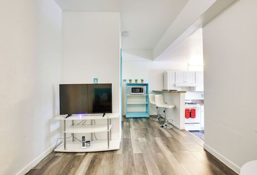 Hollywood Cottage Near Haulover Park: Pets Welcome