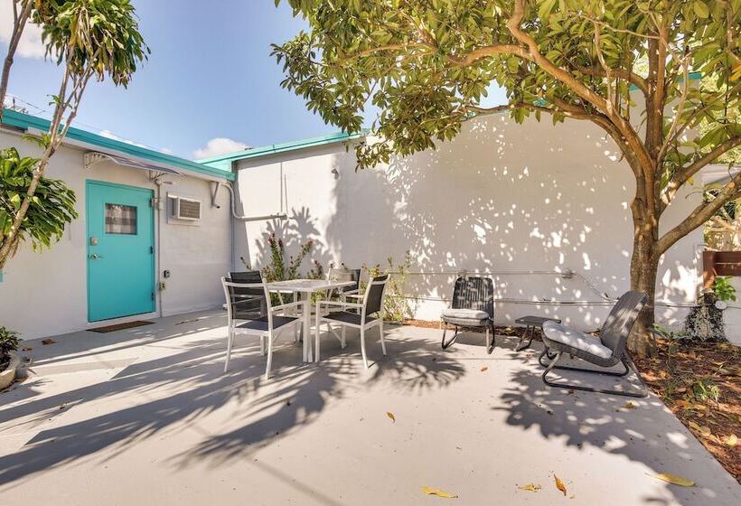 Hollywood Cottage Near Haulover Park: Pets Welcome
