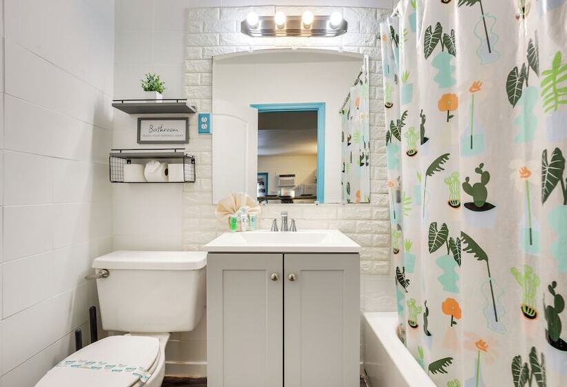 Hollywood Cottage Near Haulover Park: Pets Welcome