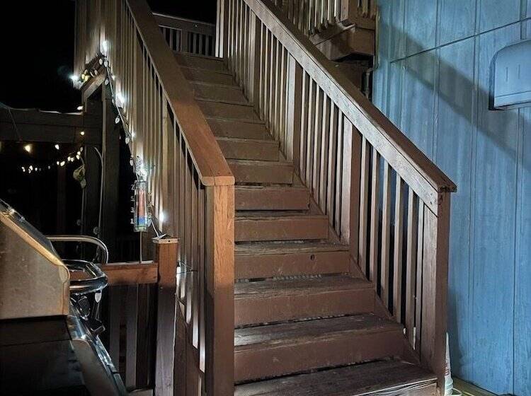 Inn Between The Lakes