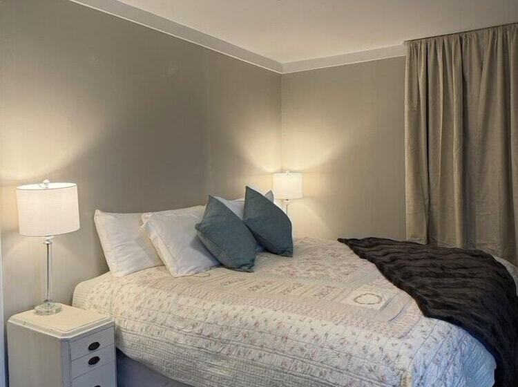 Inn Between The Lakes