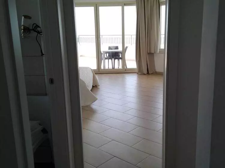 La Nave Sul Mare Di Taormina B&b