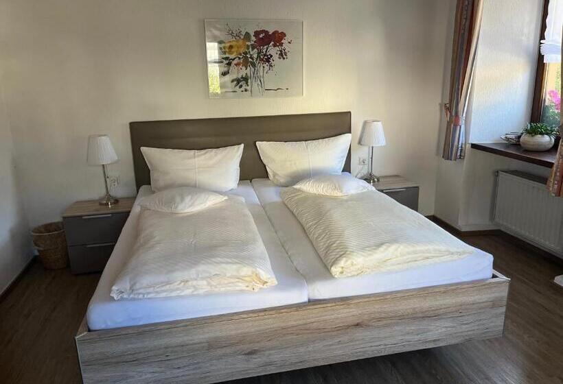 Отель Weinhaus Serwazi Zenzen